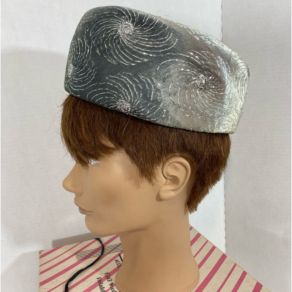 Vintage 1950s pillbox event hat w/ silver galaxy brocade grey velvet w/pink bow